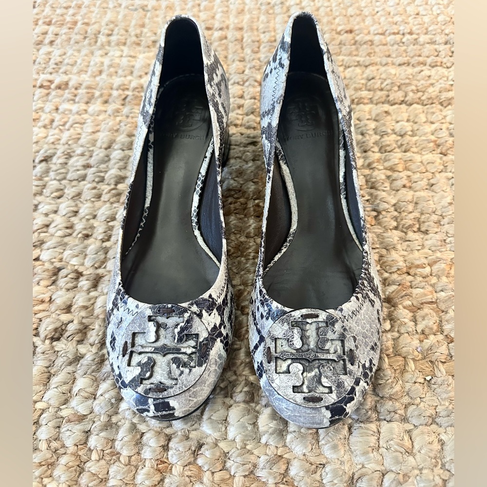 Tory Burch Amy Snakeskin block heel pump w signature logo size 7 NEW WITHOUT BOX